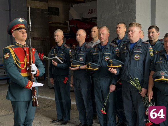 В Саратове увековечили память погибших на пожаре сотрудников МЧС