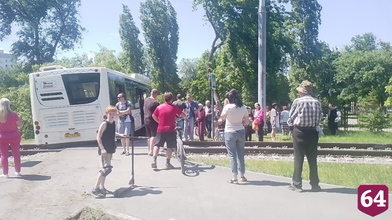 Появилось видео столкновения автобуса с деревом в Саратове